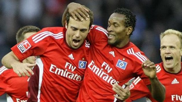 Fotbalista Hamburku Zé Roberto (uprostřed) gratuluje Jorisu Mathijsenovi ke gólu v utkání proti Hertě Berlín. Fotbalista Hamburku Zé Roberto (uprostřed) gratuluje Jorisu Mathijsenovi ke gólu v utkání proti Hertě Berlín.