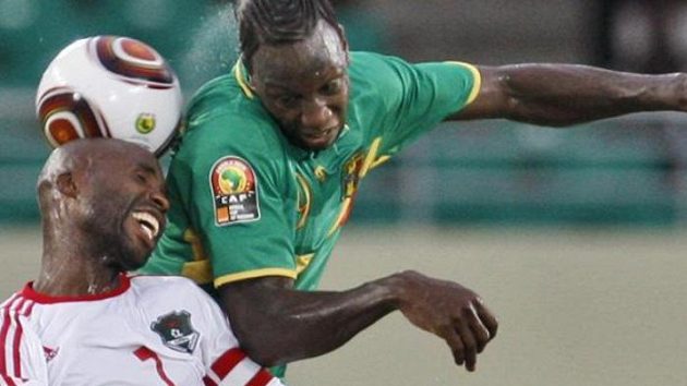 Peter Mponda z Malawi (vlevo) Mamadou Bagayoko z Mali bojují o míč v utkání základní skupiny mistrovství Afriky. Peter Mponda z Malawi (vlevo) Mamadou Bagayoko z Mali bojují o míč v utkání základní skupiny mistrovství Afriky.