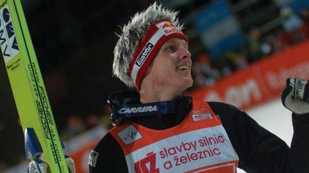 Rakušan Thomas Morgenstern oslavuje vítězství v závodu SP v Liberci. Rakušan Thomas Morgenstern oslavuje vítězství v závodu SP v Liberci.