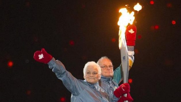 Betty and Rolly Foxovi přinášejí pochodeň při slavnostním zahájení paralympijských her ve Vancouveru. Betty and Rolly Foxovi přinášejí pochodeň při slavnostním zahájení paralympijských her ve Vancouveru.