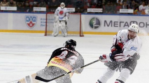 Jaromír Jágr (vpravo) neprožívá s Omskem nejlepší časy Jaromír Jágr (vpravo) neprožívá s Omskem nejlepší časy