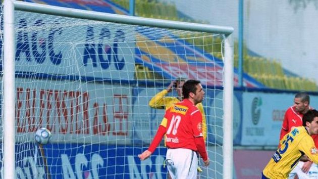 Fotbalisté Plzně inkasují v dohrávce 16. kola nejvyšší ligy na půdě Teplic první branku. Fotbalisté Plzně inkasují v dohrávce 16. kola nejvyšší ligy na půdě Teplic první branku.
