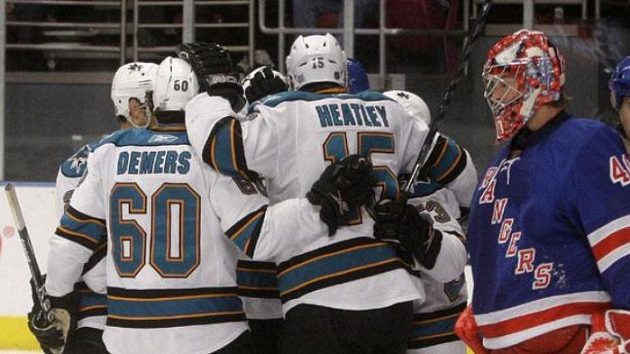 Hokejisté San Jose oslavují gól Dany Heatleyho v utkání v New Yorku. Hokejisté San Jose oslavují gól Dany Heatleyho v utkání v New Yorku.