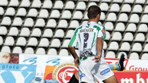 Dvěma góly Macháčka si zajistili Bohemians Praha výhru v Opavě a návrat na první příčku druhé ligy. Dvěma góly Macháčka si zajistili Bohemians Praha výhru v Opavě a návrat na první příčku druhé ligy.