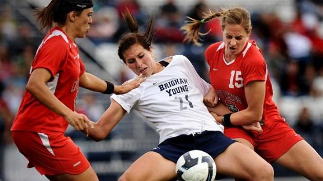 Brutální fotbalistka Elizabeth Lambertová (vpravo) Brutální fotbalistka Elizabeth Lambertová (vpravo)