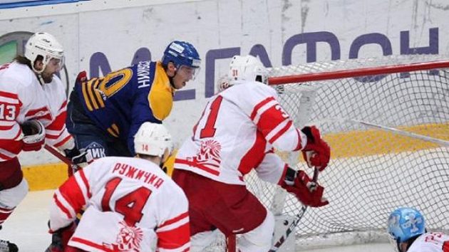 Martin Prusek v brance Spartaku sleduje puk, vlevo spoluhráči Růžička a Ljamin Martin Prusek v brance Spartaku sleduje puk, vlevo spoluhráči Růžička a Ljamin