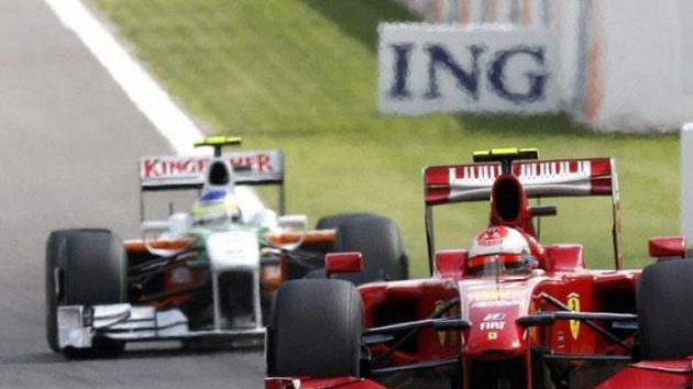 Kimi Räikkönen v čele GP Belgie před druhým Giancarlo Fisichellou Kimi Räikkönen v čele GP Belgie před druhým Giancarlo Fisichellou