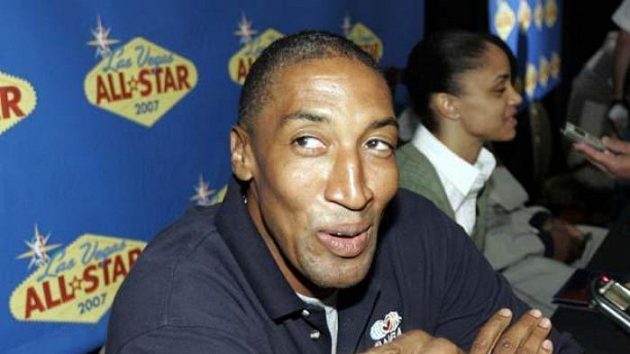 Scottie Pippen hovoří s novináři. Scottie Pippen hovoří s novináři.