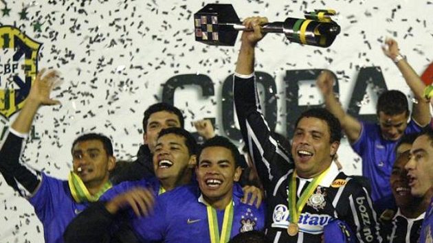 Útočník Corinthians Ronaldo drží trofej pro vítěze Brazilského fotbalového poháru. Útočník Corinthians Ronaldo drží trofej pro vítěze Brazilského fotbalového poháru.