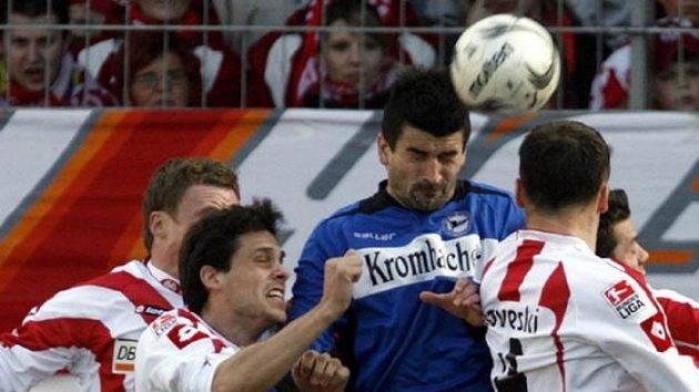Petr Gabriel (v modrém) z Bielefeldu v ostrém souboji s protihráči - ilustrační fotografie. Petr Gabriel (v modrém) z Bielefeldu v ostrém souboji s protihráči - ilustrační fotografie.