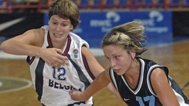 Kateřina Křížová (vpravo) uniká s míčem Belgičance Eveline Decroosové v přípravném basketbalového utkání. Kateřina Křížová (vpravo) uniká s míčem Belgičance Eveline Decroosové v přípravném basketbalového utkání.