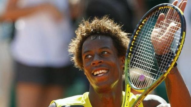 Francouzský tenista Gael Monfils oslavuje své vítězství nad Rakušanem Melzerem na French Open. Francouzský tenista Gael Monfils oslavuje své vítězství nad Rakušanem Melzerem na French Open.