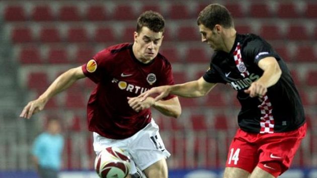 Sparťan Ondřej Kušnír (vlevo) v souboji s fotbalistou PSV Eindhoven Pietersem Sparťan Ondřej Kušnír (vlevo) v souboji s fotbalistou PSV Eindhoven Pietersem