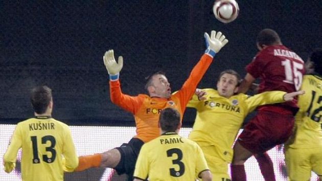 Fotbalista Kluže Hugo Alcantara hlavičkuje před brankou Sparty. Fotbalista Kluže Hugo Alcantara hlavičkuje před brankou Sparty.