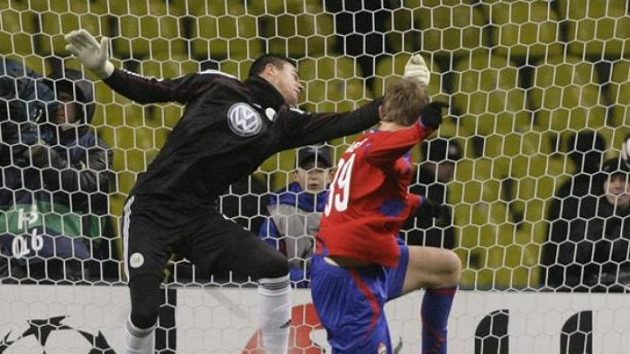 Tomáš Necid z CSKA Moskva prostřeluje gólmana Wolfsburgu Diega Benaglia. Tomáš Necid z CSKA Moskva prostřeluje gólmana Wolfsburgu Diega Benaglia.