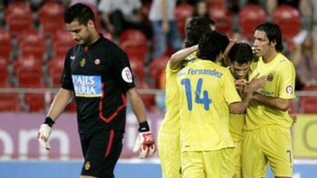 Hráči Villarrealu oslavují vstřelení gólu. Hráči Villarrealu oslavují vstřelení gólu.