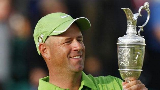 Americký golfista Stewart Cink s trofejí pro vítěze British Open Americký golfista Stewart Cink s trofejí pro vítěze British Open