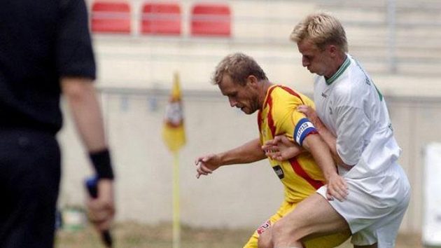 Michal Lesák z FC Marila Příbram (vlevo) a David Zoubek z Bohemians Praha bojují o míč u postraní čáry v přípravném utkání. Michal Lesák z FC Marila Příbram (vlevo) a David Zoubek z Bohemians Praha bojují o míč u postraní čáry v přípravném utkání.