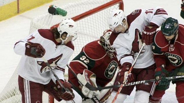 Hokejisté Phoenixu Radim Vrbata a Martin Hanzal (vlevo) bojují před brankou Minnesoty. Hokejisté Phoenixu Radim Vrbata a Martin Hanzal (vlevo) bojují před brankou Minnesoty.