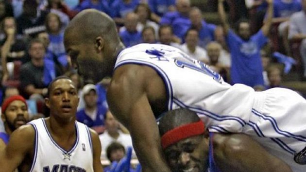 Webber (dole) z Detroitu v tvrdém souboji o míč s orlandským Howardem. Webber (dole) z Detroitu v tvrdém souboji o míč s orlandským Howardem.
