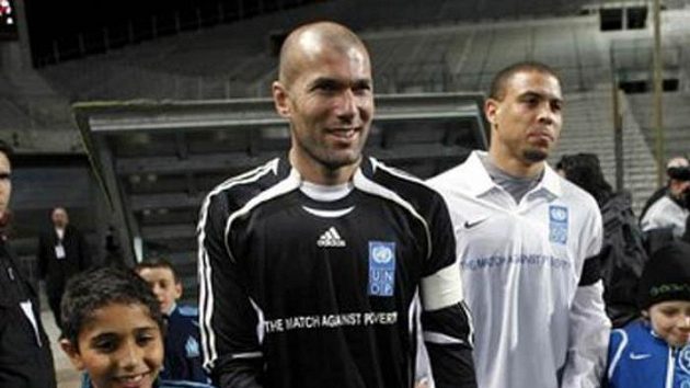 Zinedine Zidane (vlevo) a Ronaldo před výkopem charitativního utkání. Ilustrační foto. Zinedine Zidane (vlevo) a Ronaldo před výkopem charitativního utkání. Ilustrační foto.