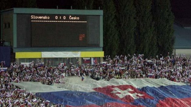 Fanoušci slovenských fotbalistů před utkáním s ČR Fanoušci slovenských fotbalistů před utkáním s ČR