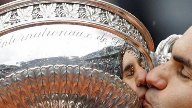 Roger Federer s trofejí pro šampióna French Open Roger Federer s trofejí pro šampióna French Open