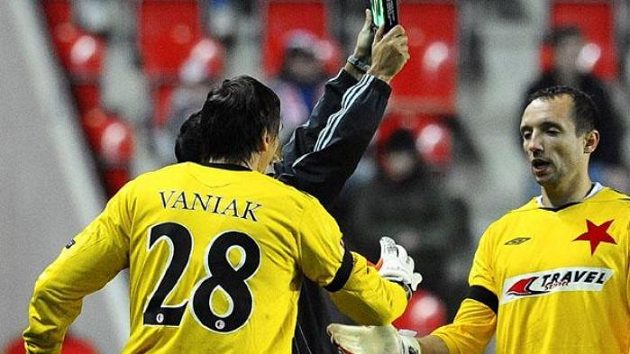 Zraněný brankář Slavie Deniss Romanovs (vpravo) je střídán Martinem Vaniakem. Zraněný brankář Slavie Deniss Romanovs (vpravo) je střídán Martinem Vaniakem.