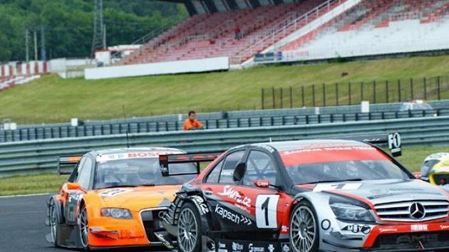 Antonín Charouz s vozem Mercedes při závodu na okruhu v Mostě. Antonín Charouz s vozem Mercedes při závodu na okruhu v Mostě.