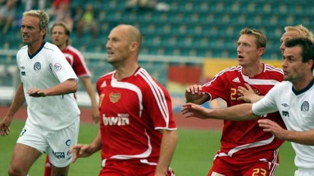 Fotbalisté Dukly Praha Zelenka a Kulvajt v zápase proti Slovácku - ilustrační foto Fotbalisté Dukly Praha Zelenka a Kulvajt v zápase proti Slovácku - ilustrační foto