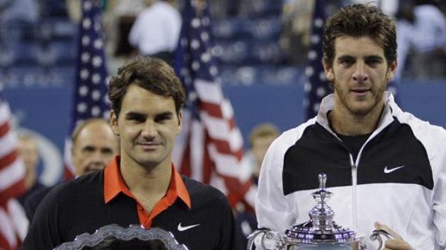 Vítěz US Open Juan Martín Del Potro (vpravo) a švýcarský tenista Roger Federer po finále Vítěz US Open Juan Martín Del Potro (vpravo) a švýcarský tenista Roger Federer po finále