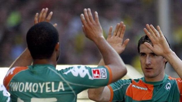 Kanonýr Werderu Brémy Miroslav Klose (vpravo) oslavuje svou branku proti Dortmundu se spoluhráčem Owomoyelou. Kanonýr Werderu Brémy Miroslav Klose (vpravo) oslavuje svou branku proti Dortmundu se spoluhráčem Owomoyelou.