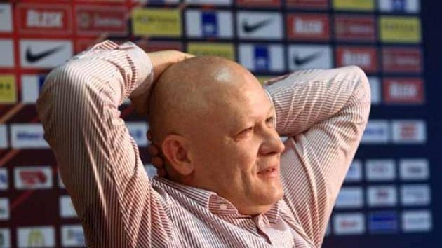 Nový šéf českého fotbalu Ivan Hašek zřejmě sestoupí ze strahovských výšin a společně s Karlem Jarolímem usedne na lavičku reprezentace Nový šéf českého fotbalu Ivan Hašek zřejmě sestoupí ze strahovských výšin a společně s Karlem Jarolímem usedne na lavičku reprezentace