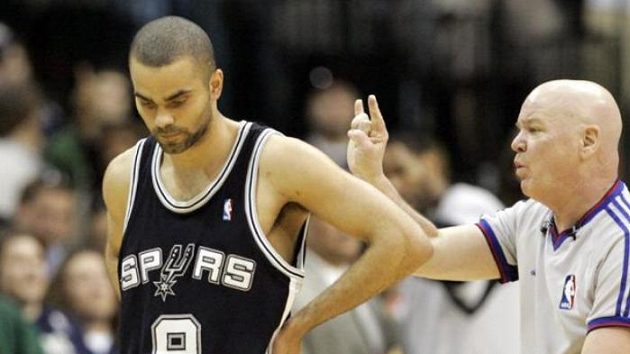 Rozhodčí Joey Crawford (vpravo) během inkriminovaného zápasu mezi San Antoniem a Dallasem. Rozhodčí Joey Crawford (vpravo) během inkriminovaného zápasu mezi San Antoniem a Dallasem.