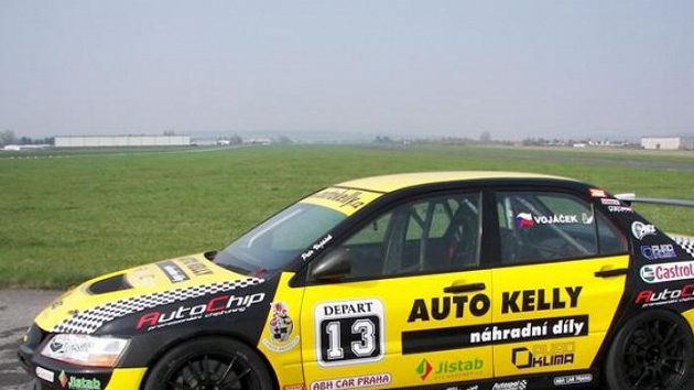 Petr Vojáček při testování nového mitsubishi. Petr Vojáček při testování nového mitsubishi.