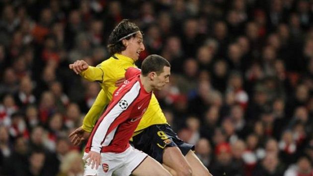 Forvard Barcelony Zlatan Ibrahimovič (vzadu) tísněný Vermaelenem střílí na branku Arsenalu. Forvard Barcelony Zlatan Ibrahimovič (vzadu) tísněný Vermaelenem střílí na branku Arsenalu.
