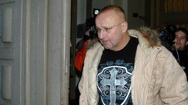 Jaroslav Starka odchází z pankrácké vazební věznice Jaroslav Starka odchází z pankrácké vazební věznice