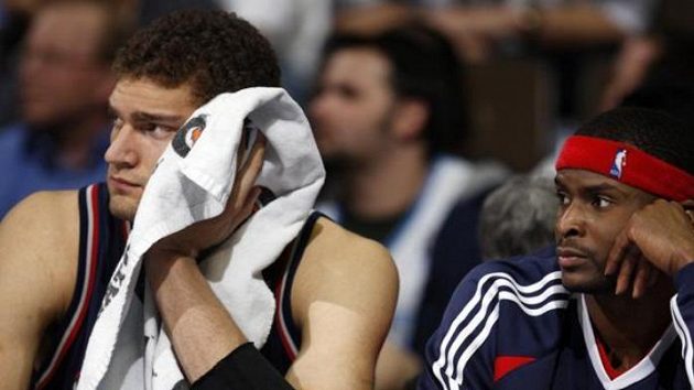 Zklamaní basketbalisté New Jersey Brook Lopez (vlevo) a Keyon Dooling Zklamaní basketbalisté New Jersey Brook Lopez (vlevo) a Keyon Dooling