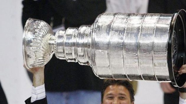 Mario Lemieux drží Stanley Cup Mario Lemieux drží Stanley Cup