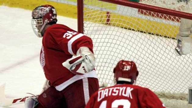 Brankář Detroitu Dominik Hašek inkasuje branku od San Jose. Brankář Detroitu Dominik Hašek inkasuje branku od San Jose.