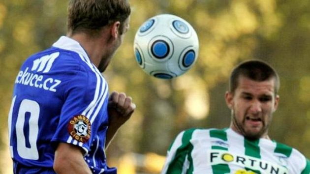 Vlevo Michal Hubník z Olomouce, vpravo Martin Cseh před brankou Bohemians 1905 Vlevo Michal Hubník z Olomouce, vpravo Martin Cseh před brankou Bohemians 1905