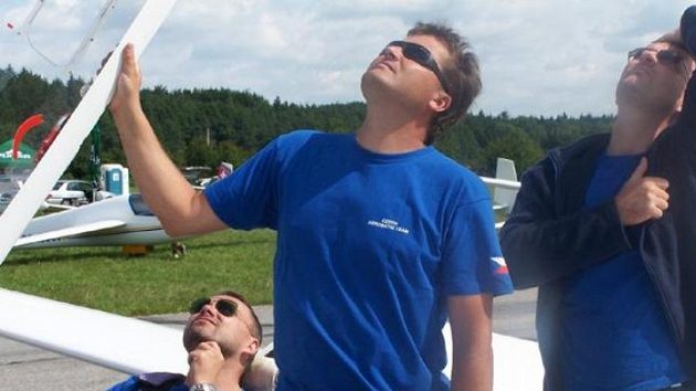 Zleva akrobatičtí piloti Červenka, Rozlívka, a Vávra. Zleva akrobatičtí piloti Červenka, Rozlívka, a Vávra.