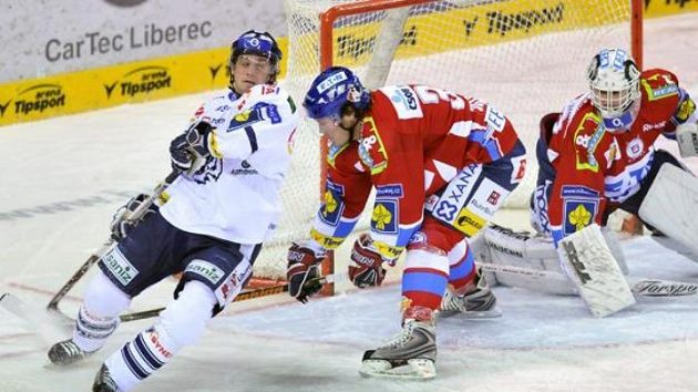 Jan Víšek (vlevo) z Liberce a Jeff Jillson a brankář Martin Růžička z Pardubic. Jan Víšek (vlevo) z Liberce a Jeff Jillson a brankář Martin Růžička z Pardubic.