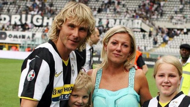 Pavel Nedvěd by i po ukončení kariéry měl ještě českému fotbalu co dát. Pavel Nedvěd by i po ukončení kariéry měl ještě českému fotbalu co dát.