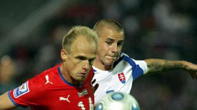 Slovenský fotbalista Vladimír Weiss mladší v souboji s Davidem Jarolímem Slovenský fotbalista Vladimír Weiss mladší v souboji s Davidem Jarolímem