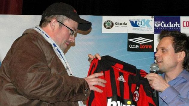 Ředitel obchodu a komunikace FK Mladá Boleslav Petr Svěcený předává dres AC Milán jednomu z fanoušků. Ředitel obchodu a komunikace FK Mladá Boleslav Petr Svěcený předává dres AC Milán jednomu z fanoušků.
