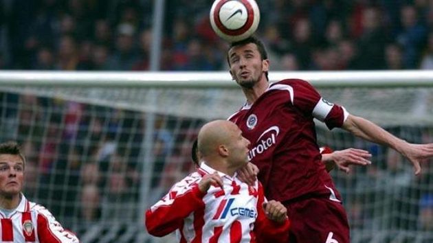 Sparťan Tomáš Sivok v hlavičkovém souboji. Sparťan Tomáš Sivok v hlavičkovém souboji.