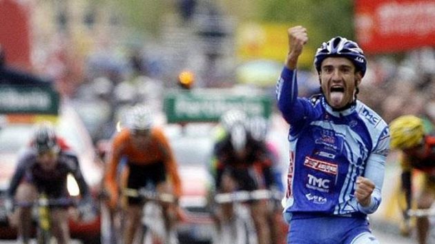 Španělský cyklista Juan Jose Cobo se raduje v cíli 19. etapy Vuelty. Španělský cyklista Juan Jose Cobo se raduje v cíli 19. etapy Vuelty.