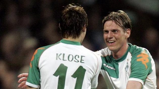 Tim Borowski (vpravo) oslavuje branku do sítě soupeře se spoluhráčem z Werderu Brémy Miroslavem Klosem. Tim Borowski (vpravo) oslavuje branku do sítě soupeře se spoluhráčem z Werderu Brémy Miroslavem Klosem.