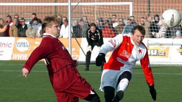 Slávista Miroslav Beránek centruje přes bránícího Martina Frýdka ze Sparty při tradičním silvestrovském derby. Slávista Miroslav Beránek centruje přes bránícího Martina Frýdka ze Sparty při tradičním silvestrovském derby.